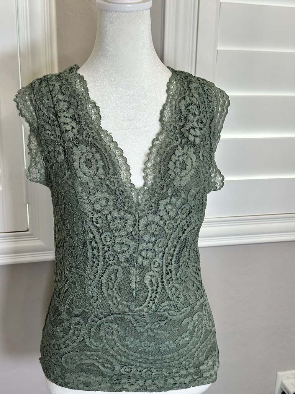 BKE Essentials Green Lace Front V-Neck Smocked Back Tank Top Size L